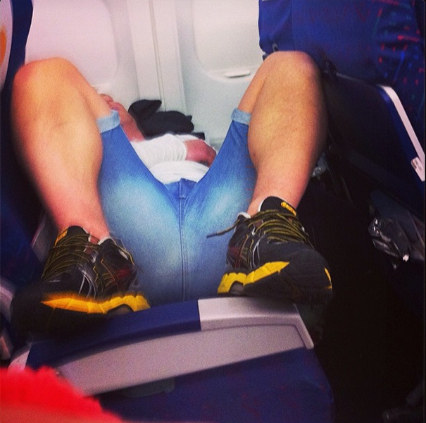 Schlafen im Zug - Foto Platz besetzt mit Füßen