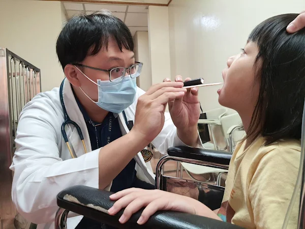 ▲兒童夏日游泳戲水，大里仁愛醫院兒童腸胃科曾文禹醫師提醒也不可忽視因為戲水可能帶來的眾多疾病，若是在戲水之後出現任何不適症狀時，請盡速就醫，以免耽誤寶貴的治療時間。（大里仁愛醫院提供）