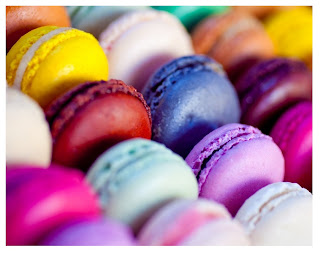 muchos macarons de colores