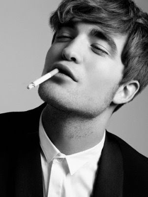 robert pattinson smoking pics. Robert Pattinson: Smoking