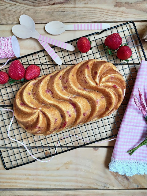 Receta de bizcocho de leche condensada con fresas y coco. Ideal para desayunos y meriendas.  Bizcocho fácil, La lechera, tierno, jugoso, esponjoso, de temporada, rico. Cuca