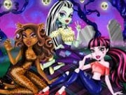 Draculaura es una chica moderna y de las mas bonitas del colegio de Monster High. Ella utiliza las redes sociales como toda chica y encontró que en su Fynsygram tenía problemas con su cuenta. Todas las fotos son viejas y poco interesantes. Ahora ella quiere renovarse, por eso, invitó a salir a sus amigos y descargar nuevas fotos hermosas! Luego ella puede escribir los hashtags y disfrutar de nuevas fotos y los comentarios en Fynsygram!