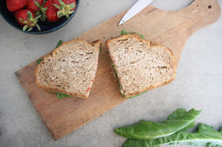 Cuillère et saladier : Sandwich grillé fraises-tapenade-blettes