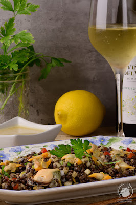Lentejas caviar y berberechos en ensalada con aliño de limón y aceite de oliva