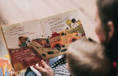 Ilustrasi membaca buku dengan bayi