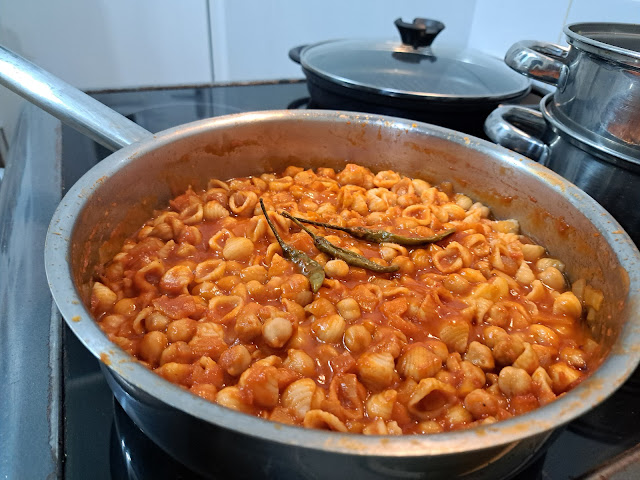 Pasta e Ceci - Past and chickpeas in a tomato sauce recipe