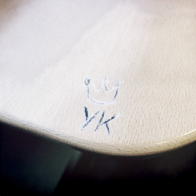 In hout gekraste letters VN met daarboven een kroontje. Hipstamatic: Jack London + Pearl. Foto: Robert van der Kroft