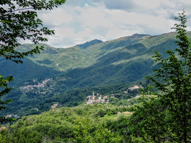 Gli abitati di Santa Maria, Molunghi e Villagrossa. Sullo sfondo a dx il Monte Cornoviglio