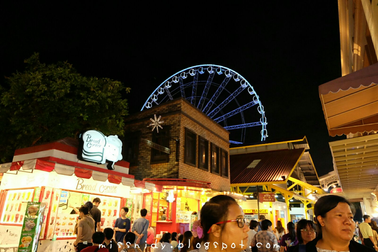 asiatique the riverfront bangkok at night