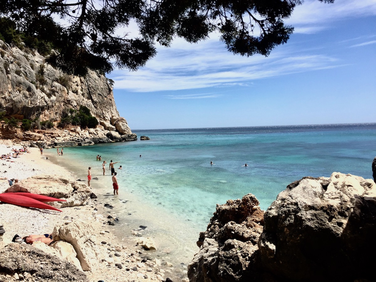 Sardinia Best Beaches Die schönsten Strände Sardiniens auf: http://www.theblondelion.com/2017/08/schoenste-straende-sardiniens.html Tipps Reiseblog Travel Diary Reiseführer Reisetipps Cala Fuili