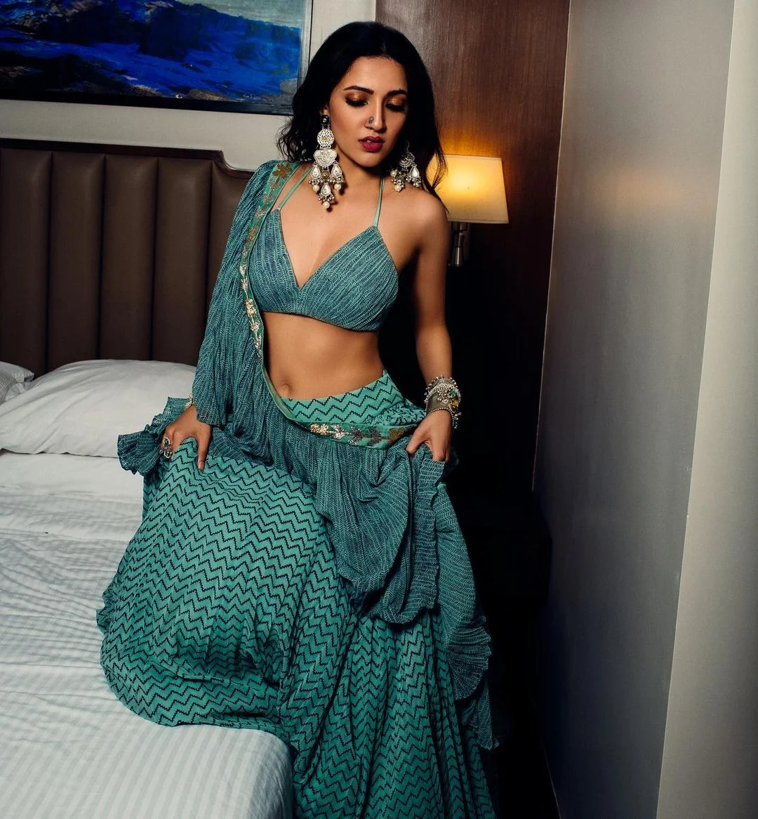 neha shetty saree navel hot actress dj tillu