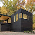 CRNA KOCKA USRED ŠUME: Moderna drvena kuća za ljubitelje prirode i - automobila! [FOTO]