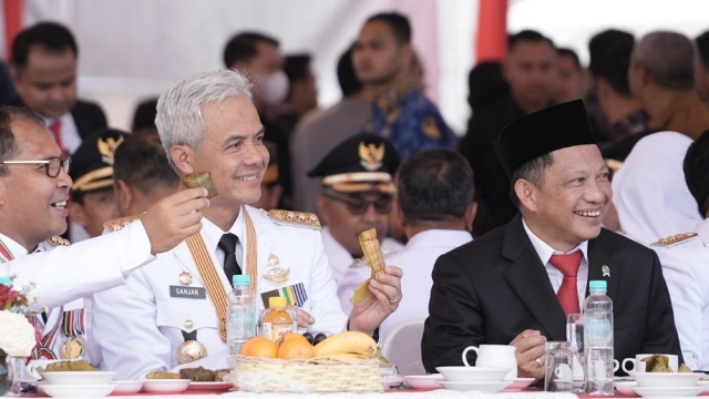 'Yang Endorse Ganjar Capres Presiden Jokowi, yang Beri Award ke Ganjar Anak Buah Jokowi pula'
