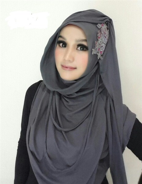 Contoh model hijab terbaru untuk perempuan muslimah indonesia desain modis 33 Model Hijab Terbaru 2018