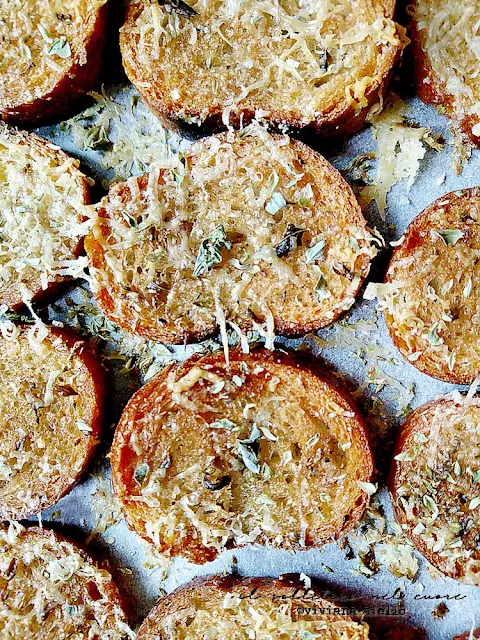 Crostini-di-pane-al-forno-aromatizzati