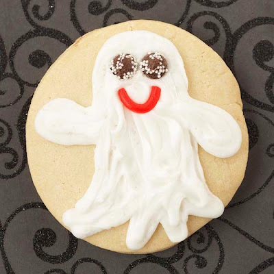  Adding candy eyes and a licorice mouth after spreading white frosting in a basic ghost shape, you will have ghost Halloween cookie like this.