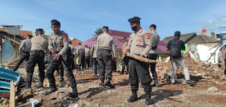 KABID HUMAS POLDA JABAR : POLRI BERSIHKAN PUING - PUING  PASCA GEMPA CIANJUR