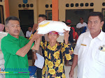 Camat Pragaan Pantau Penyaluran Bantuan Pangan di Desa Pragaan Laok