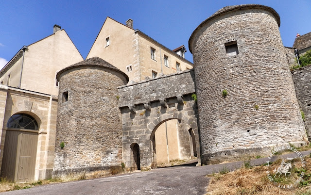 FLAVIGNY-SUR-OZERAIN (21) - Portes fortifiées