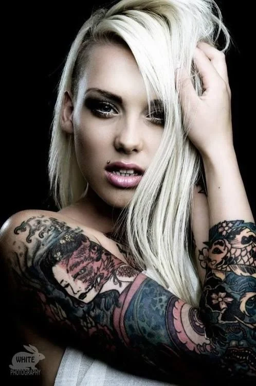 Lauren Brock con tatuaje de demonio en el brazo