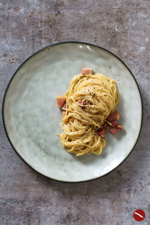 Mehr Umami geht nicht! Für dieses Spaghetti-Carbonara-Rezept gebe ich einen Esslöffel Anchovis-Butter in die Eier-Parmesan-Creme. Das macht sie besonders würzig #carbonara #italienisch #spaghetti #nudeln #tm31 #termomixrezepte #speck #guanciale #parmesan #anchovis #anchovisbutter #colatura #alici #sardellenpaste #sardellen #foodblog