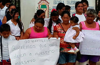 Toman Escuela: padres de familia cierran la telesecundaria de Mahahual en protesta por reacomodo de maestros 