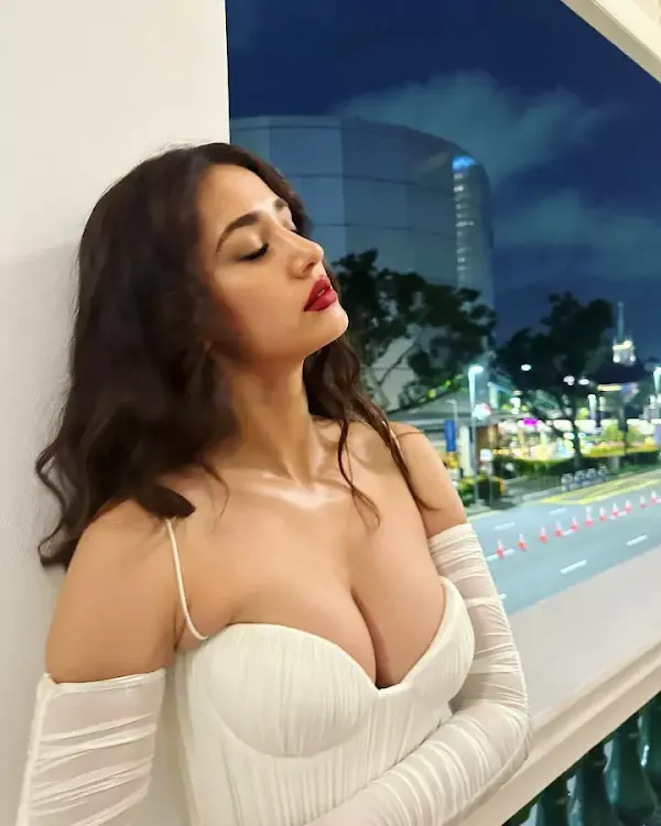 disha patani cleavage busty indian actress