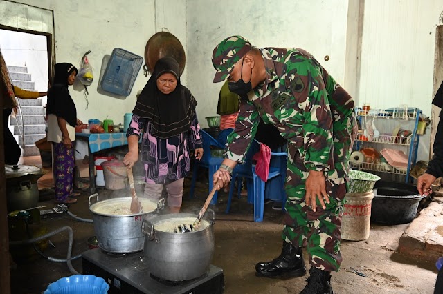 Ibu-Ibu Dukuh Senden Guyub Rukun Sediakan menu makan bagi warga dan anggota Satgaa TMMD Sengkuyung Tahap I Kodim 0726/Sukoharjo.