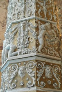 Detalhes das colunas no pátio Palazzo Vecchio