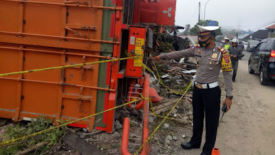 Tragis,  Truk Tronton Alami Rem Blong Tabrak Lima Rumah dan Kendaraan Lainnya