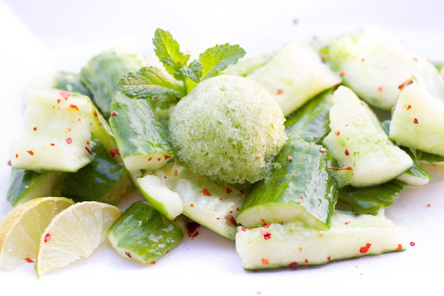 Smashed Gurkensalat mit Gurkensorbet