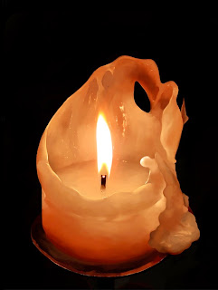 La parte finale nella lettura delle candele è imparare a leggere i resti delle candele, cioè quando una candela è stata completamente bruciata. Il significato delle candele bruciate è molto importante, motivo per cui dobbiamo maneggiare i resti il ​​meno possibile, poiché ci danno molte informazioni.