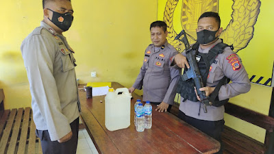 Menyikapi laporan masyarakat yang resah terhadap penjual Minuman Keras (Miras) membuat aparat Kepolisian Sub Sektor Toili Barat (Tolbar) Polsek Toili turun tangan.