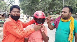बनारस मे हेलमेट का चालान होने पर लोगों को दे रहे हैं निशुल्क हेलमेट के साथ 5 लाख की दुर्घटना बीमा. हेलमेट मैन राघवेंद्र कुमार.