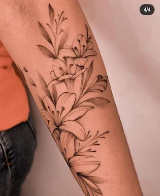 E, claro, não podemos esquecer das tatuagens florais, um clássico que nunca sai de moda. Rosas, lírios, e margaridas continuam a enfeitar braços, costas e tornozelos, trazendo consigo a beleza da natureza para a sua pele.