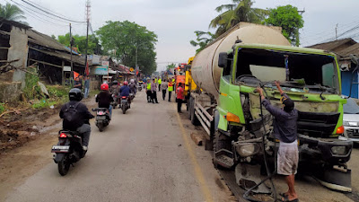 Diduga Hindari Kendaraan Bermotor, Truk Tangki Hamtam Pembatas Terowongan di Tambak