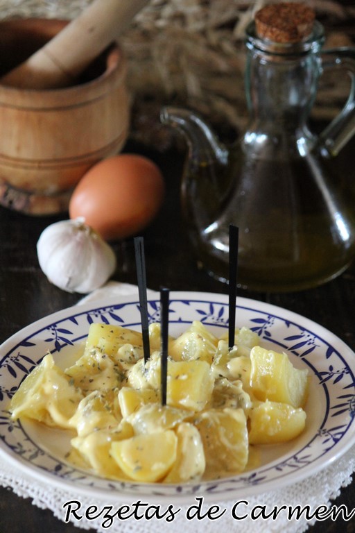 Patatas con alioli casero
