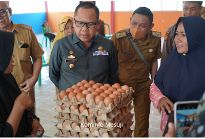 Penjabat Bupati Mesuji Sulpakar Tinjau Operasi Pasar Murah