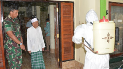 Korem 162/WB Lakukan Penyemprotan Disinfektan di Ponpes Qomarul Huda Loteng