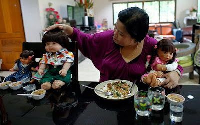 Seorang Ibu Mengajak Boneka ke Restoran - Sekitar Dunia Unik 