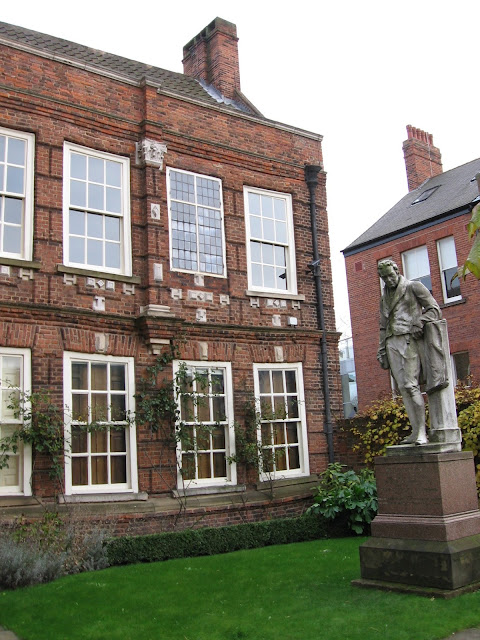 statue of William Wilberforce outside Wilberforce House