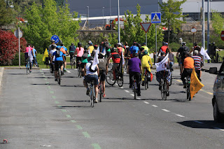 Marcha ciclista contra la industria militar