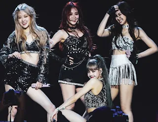 Lalisa Manoban posing for the picture with her crew members Blackpink