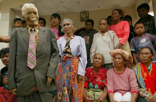 Ritual Membangkitkan Mayat Di Tanah Toraja