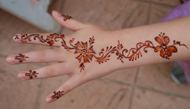 Simple mehndi design photo