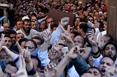 Pemakaman Para Martir (insya Allah Syahid) Anggota Ikhwanul Muslimin Yang Dibunuh Massa Anti Mursi [ www.BlogApaAja.com ]