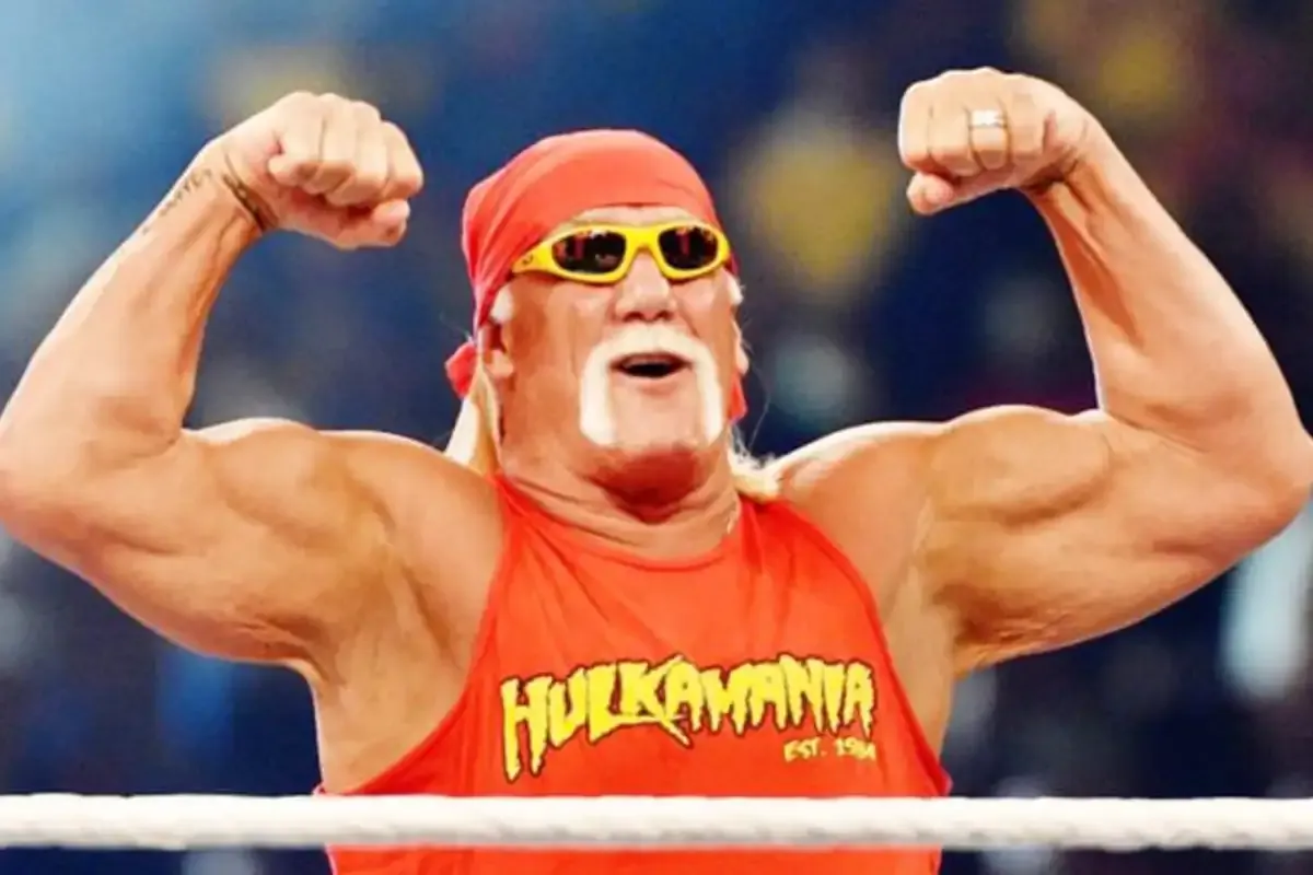 Hulk-Hogan-Flexing-WWE-Crown-Jewel-2018