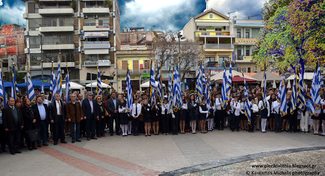 Ο Εθνικός Ύμνος μας στην κατάθεση στεφάνων από τα σχολεία μας στην κεντρική πλατεία Κατερίνης. (ΒΙΝΤΕΟ)