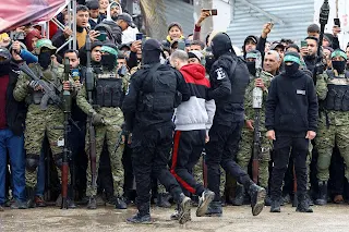 "No illusion of military pressure." Hamas confirms that prisoner Alexander was released through serious contacts with the Americans. On Monday evening, Israeli Prime Minister Benjamin Netanyahu claimed that Alexander's release was due to military pressure, although Hebrew media confirmed that Tel Aviv was not involved in the deal. Hamas said in a statement: "The return of Idan Alexander is the result of serious contacts with the US administration and the efforts of mediators, and is not the result of Zionist aggression or the illusion of military pressure." She continued: "Netanyahu is misleading his people and has failed to recover his prisoners through aggression." The movement reiterated its assertion that "serious negotiations and a prisoner exchange deal are the way to return the prisoners (from Gaza) and stop the war." Alexander's release comes as part of negotiations between Hamas and the United States, with the participation of Egypt and Qatar, without any Israeli involvement, according to Hebrew media. The United States and mediators in Egypt and Qatar are pushing for a prisoner exchange agreement and a ceasefire in Gaza. Trump is on a visit to the Middle East, including Saudi Arabia, Qatar, and the UAE, starting today and continuing through May 16. This is his first visit to the region since the beginning of his second term in January. Tel Aviv estimates that there are 59 Israeli prisoners in Gaza, 21 of whom are still alive. Meanwhile, more than 9,900 Palestinians are languishing in its prisons, suffering torture, starvation, and medical neglect, many of whom have died, according to Palestinian and Israeli human rights and media reports. With American support, Israel has been committing genocidal crimes in Gaza since October 7, 2023, leaving more than 172,000 Palestinians dead and wounded, most of them children and women, and more than 11,000 missing.