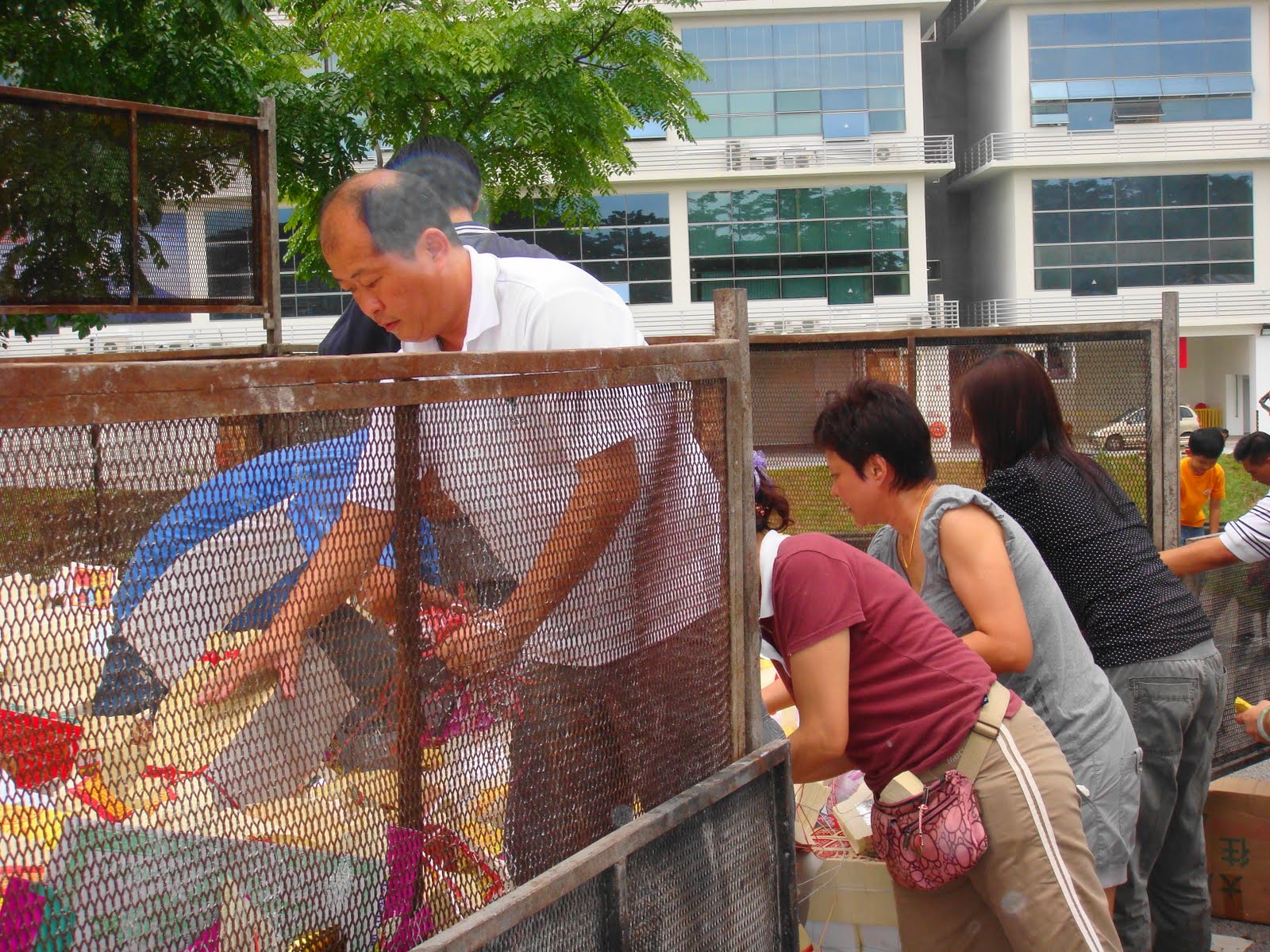 庆祝中元: 2010 7th Month Prayers - Preparation of Joss Paper ...